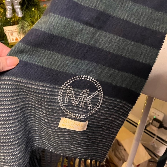 Michael Kors oversized super soft fringe scarf - Picture 5 of 7